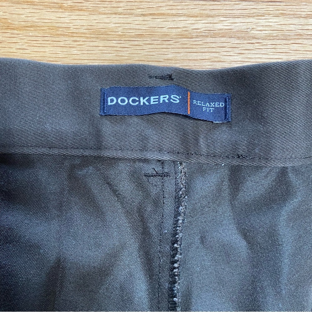 Dockers Men's Khaki Pants W40 L30 Relaxed Fit Business Casual W40 L30 Dark Brown - Picture 3 of 4